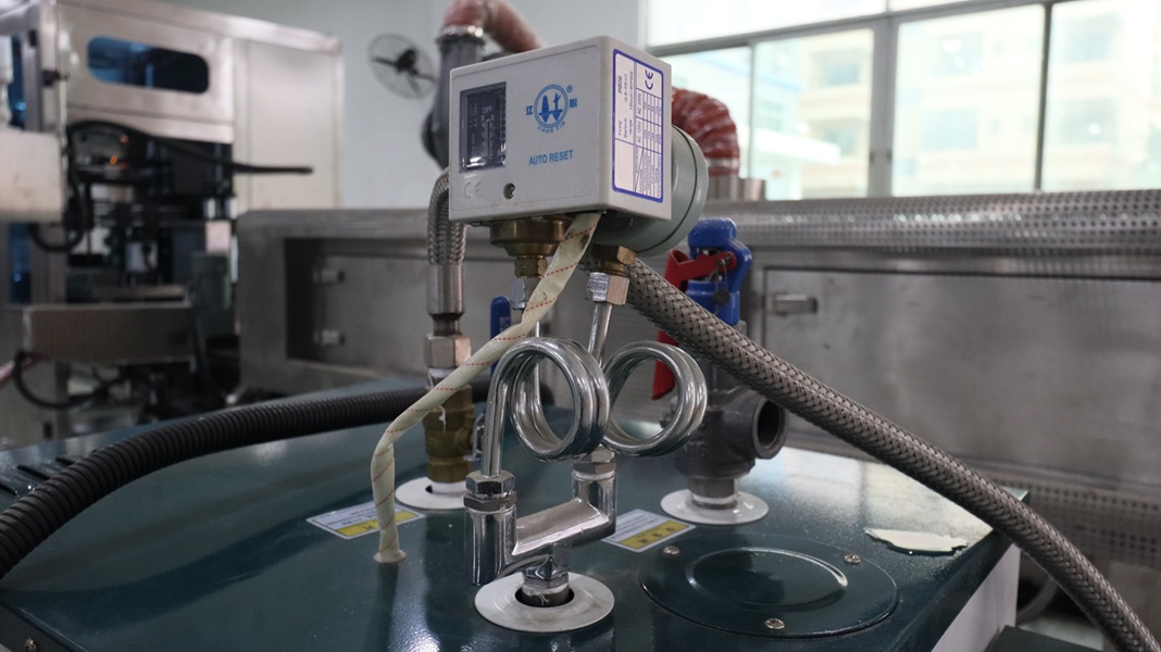 塑料瓶套標機,套標機廠家,佼佼者套標機